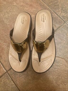 Crocs Sanrah Sandals Women Sz 7 Gold Hammered Circle Wedge Brown Flip Flops